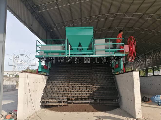 雞糞需要通過鏈板翻堆機(jī)發(fā)酵的原因 雞糞需要通過鏈板翻堆機(jī)發(fā)酵的原因